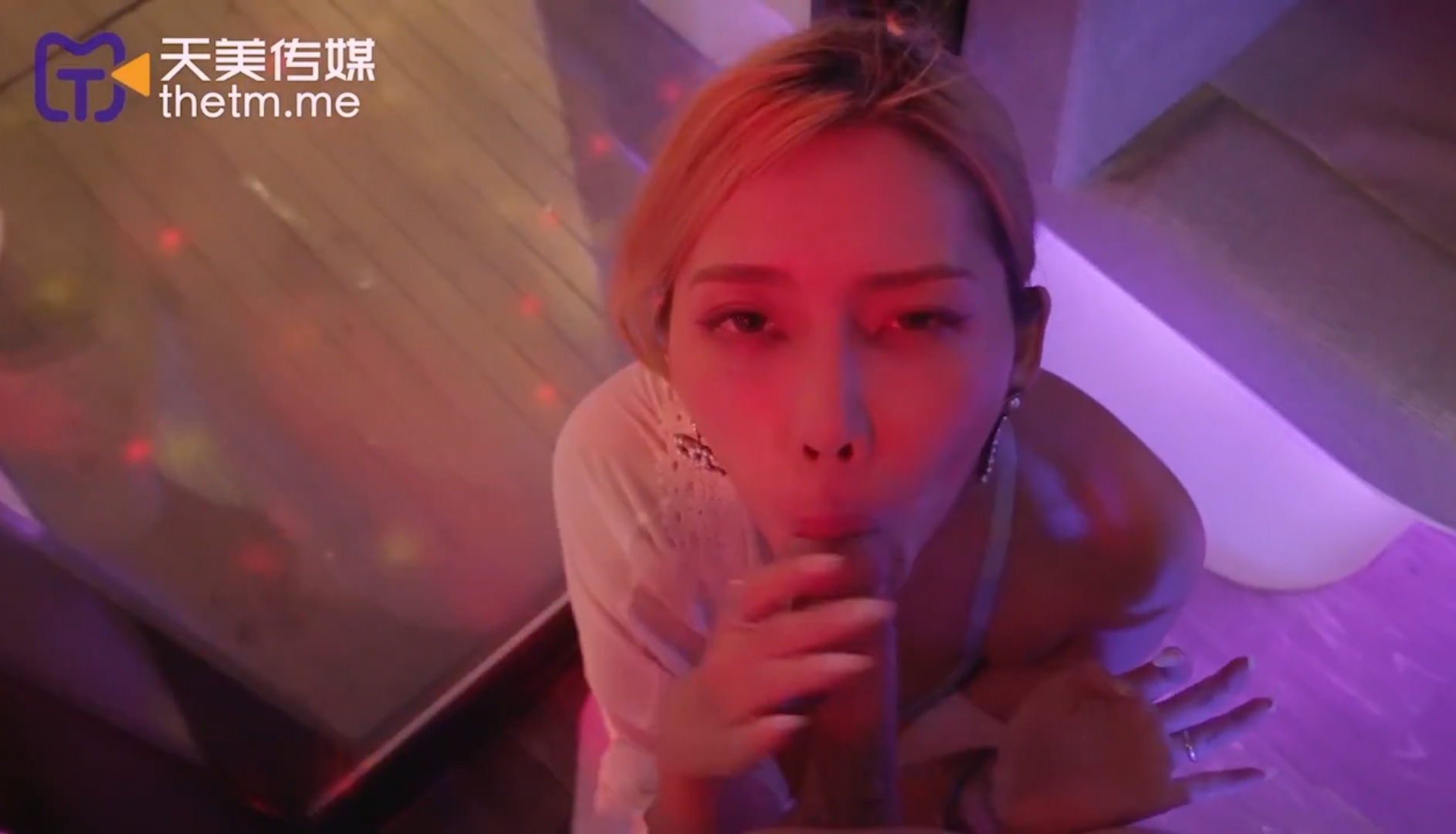 【国产AV首发极品女神】天美传媒新作TMW085《夜晚游艇趴与闺蜜男友激情性爱》爆操豪乳白虎穴高清